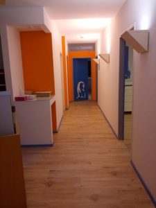 Angelika-Gottschlich-Praxisflur-Pinguinzimmer